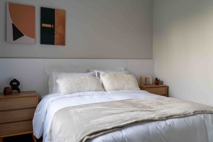 标准双人床，带枕头床和度假村床上用品。 