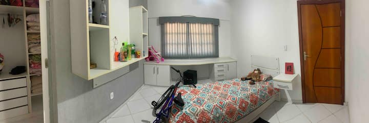 Kitanda 1 cha mtu mmoja, kitanda cha usaidizi na godoro 1 la mtu mmoja.