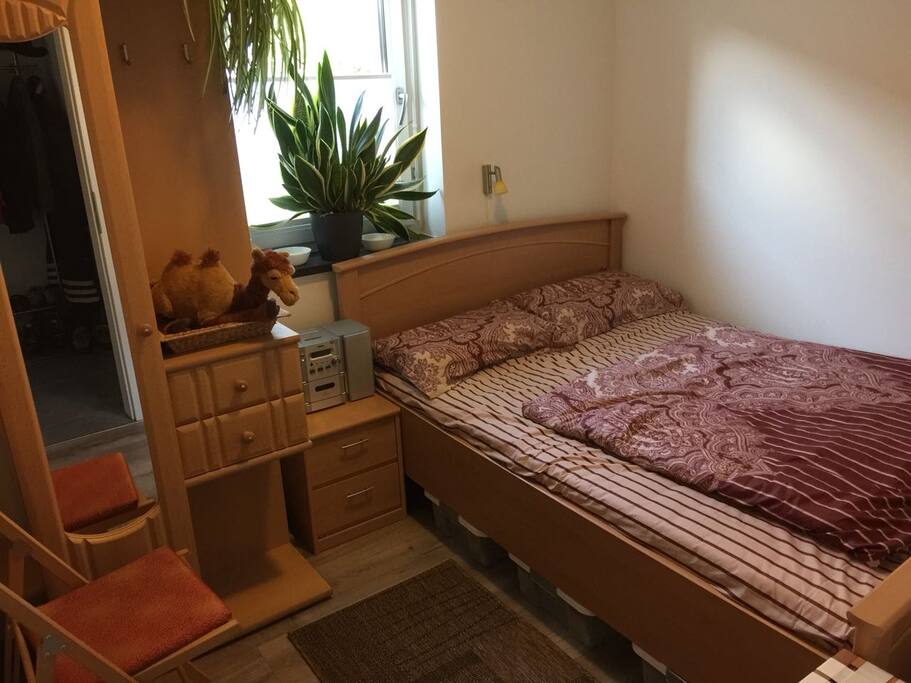 Und weil es so schön ist - hier noch ein naher Blick auf die schöne Bettwäsche. Dieser Raum ist bei Bedarf abschließbar. :-)