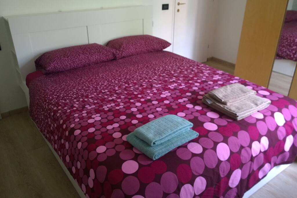 Camera con letto matrimoniale