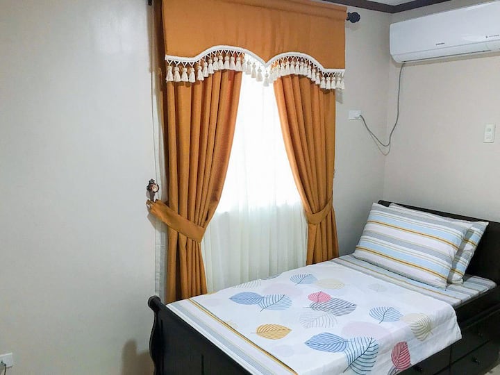 Spálňa 3 s klimatizáciou. 1 jednolôžko s rozkladacou posteľou.