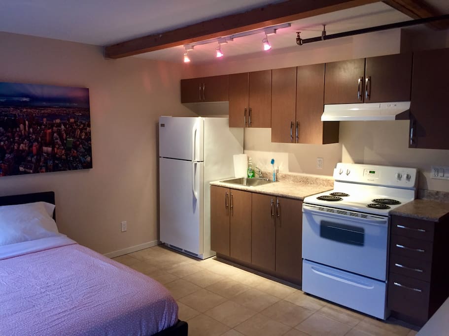 The studio comes with a complete kitchen.