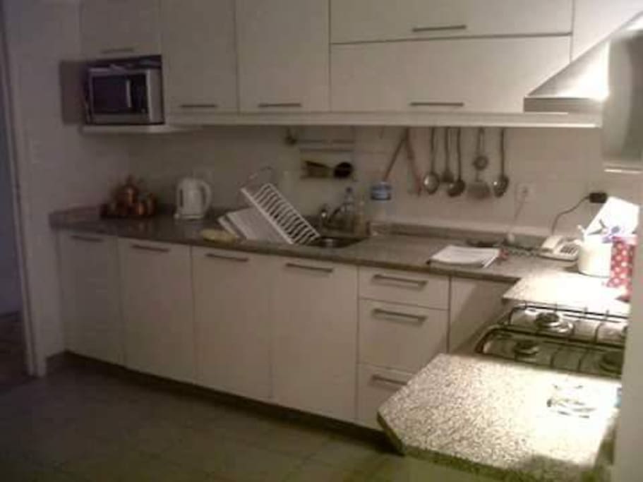 Cocina totalmente equipada (incluye lavadora y secadora de ropa).