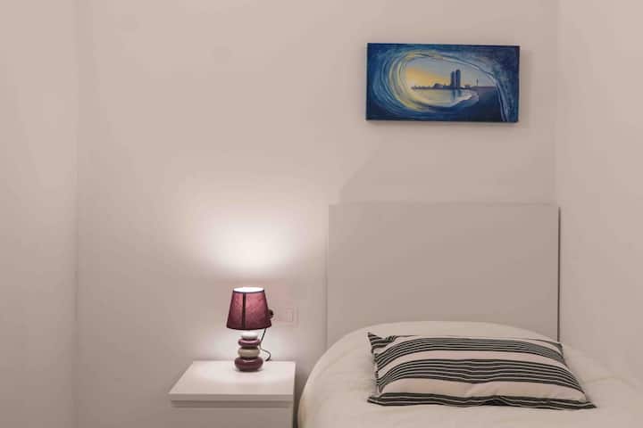 Dhomë teke, pamje e përgjithshme dhe dekor.