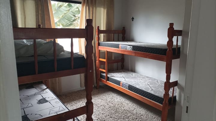 Dormitorio 1: dos literas.