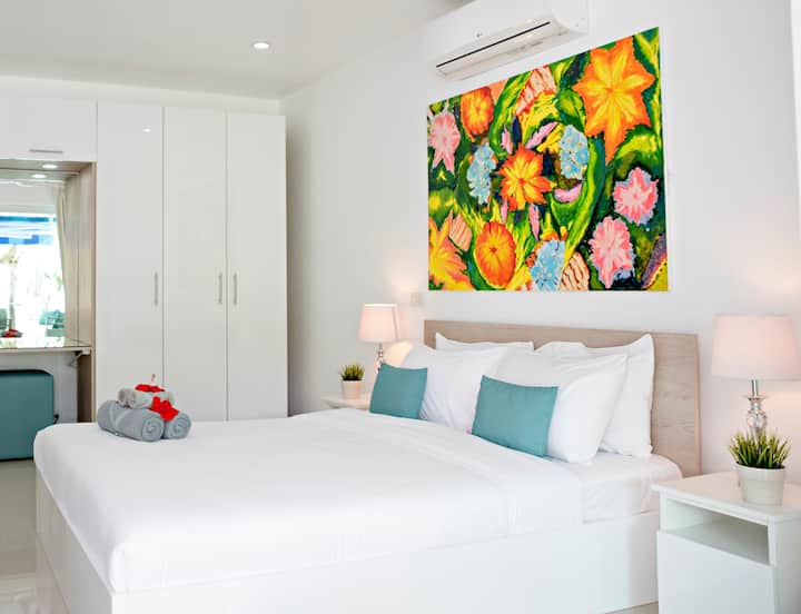 מיטת קינג סייז בחדר השינה הראשי 