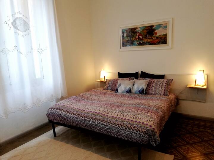 Dhoma e gjumit 1;
Ne kemi rregulluar 2 persona për krevatin dopio dhe një ndriçim të ndritshëm qendror për dhomën. Dritaret janë të pajisura me perde të errëta