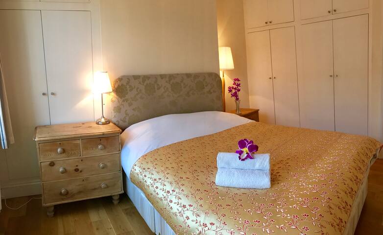 Very spacious apartment right in heart of London gallery image 3