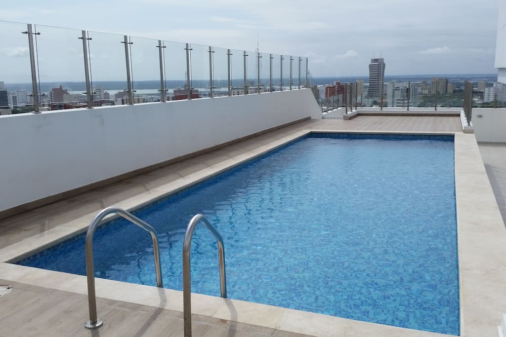 Piscina en piso 12 / Pool on 12th floor (8am to 6pm)