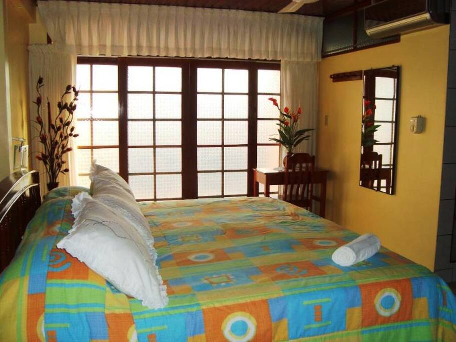 Habitación Suite con terraza en cuarto piso con panorama a la ciudad.