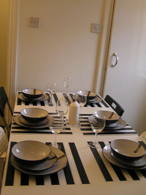 Dining table can seat 6 people.