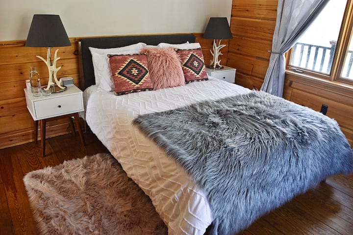 Guest Bedroom #2 - Queen Bed