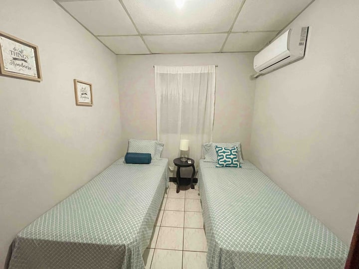 Habitación 2 con camas individuales y aire acondicionado 