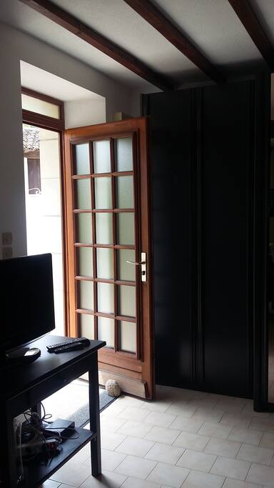 Porte d'entrée maisonnette dans la pièce de 35 m². Télévision et INTERNET FILAIRE