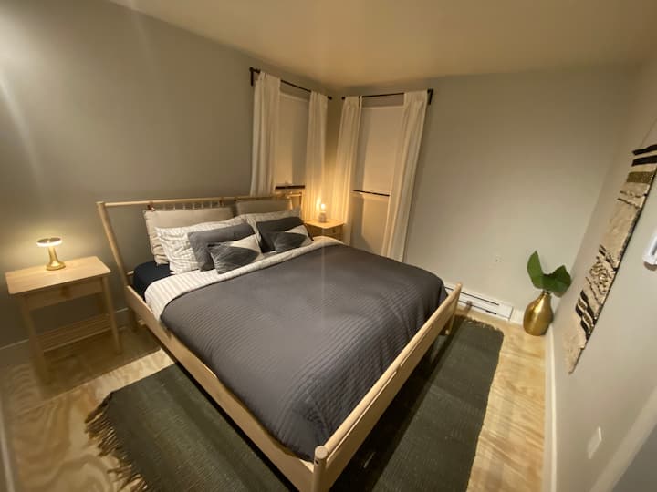 Პირველ სართულზე საძინებელში დიდი ზომის საწოლია. (ორი ორადგილიანი საწოლი ერთად)