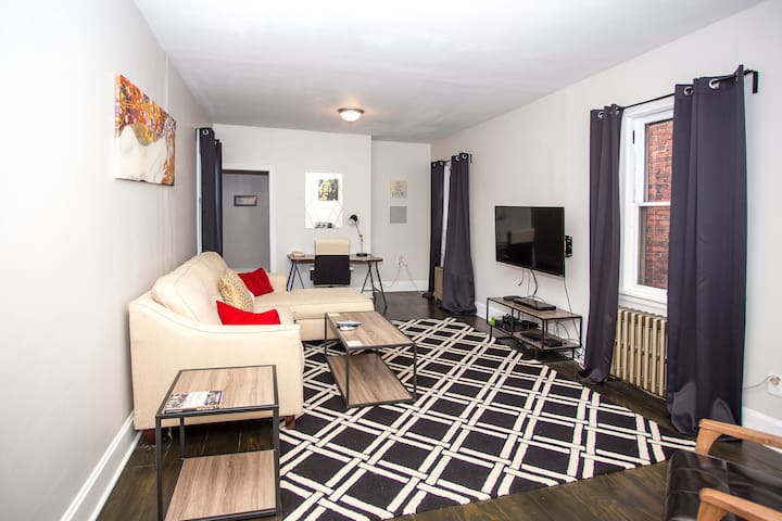 Spacious 2 Bdrm in South Side Flats