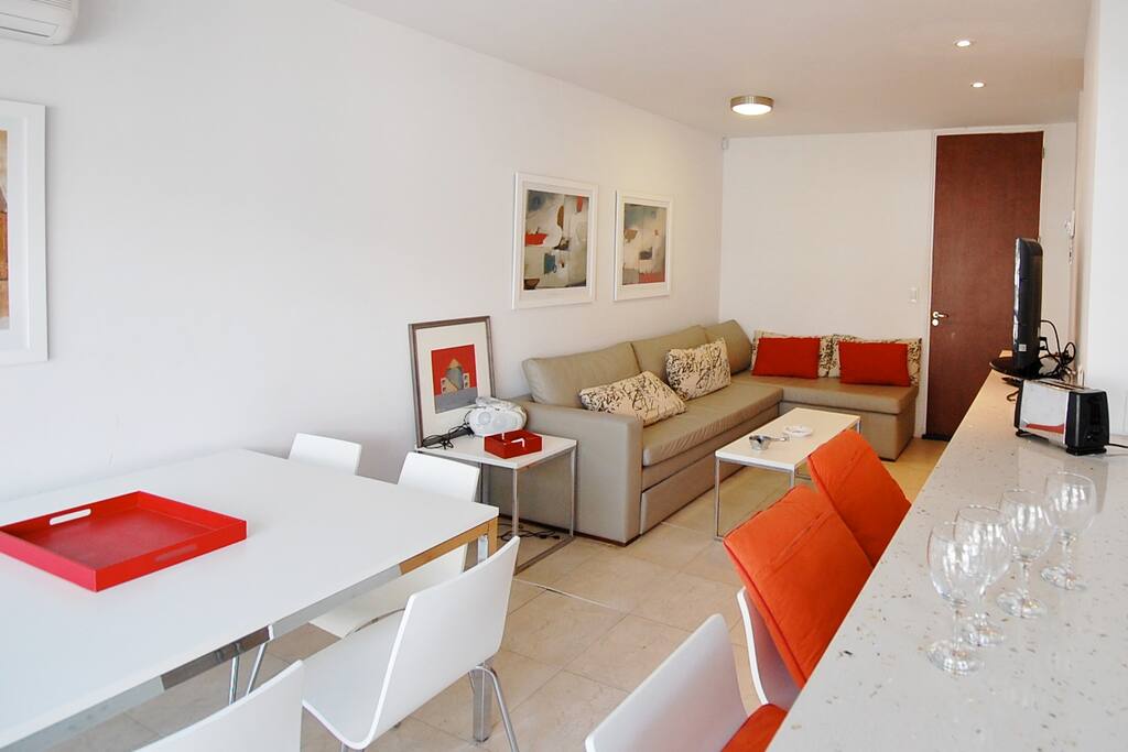 Living Comedor con TV y split fio-calor.