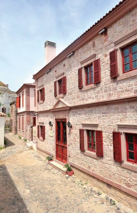 Taksiryarhis Kilisesi'nin (Müze Kilise) hemen yanındayız.