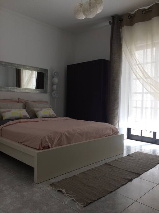 Chambre 2 , placard, commode et balcon