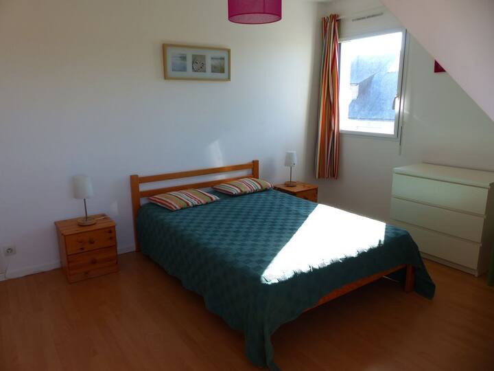 楼层卧室1张床，可容纳2人