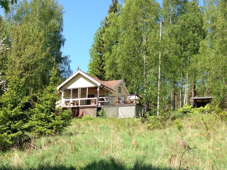Huvudbyggnad sedd från grusvägen nedanför