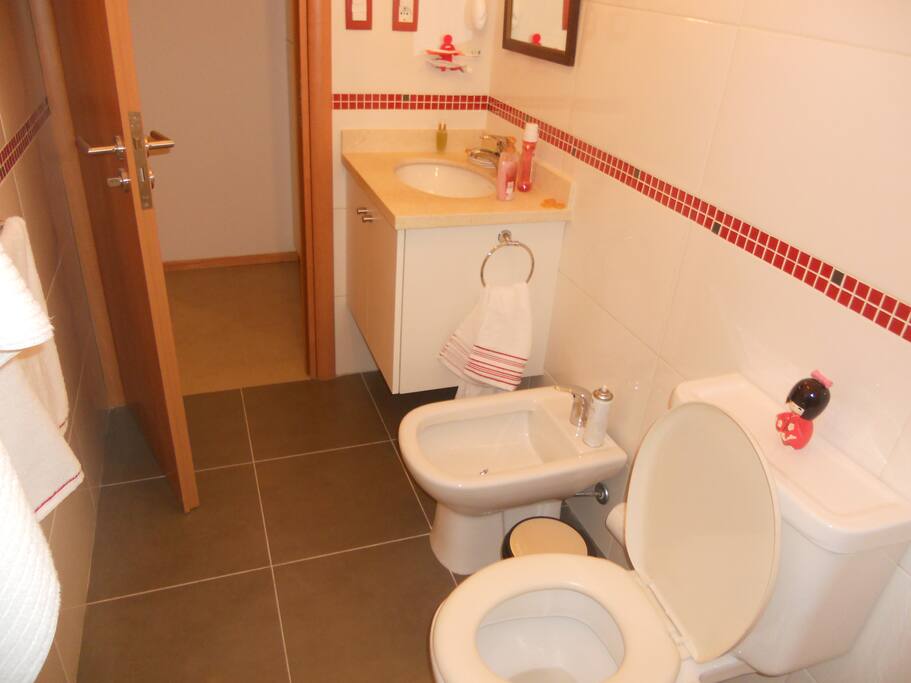 Baño completo, impecable.