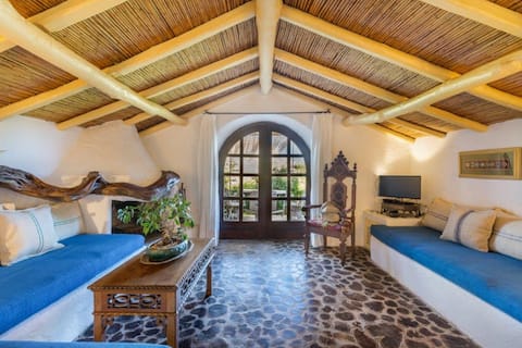 Annuncio Airbnb popolare: Luxury Cottage at San Pantaleo. House "Il Glicine" a Olbia