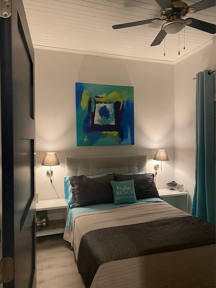 Spavaća soba na prvom katu ima bračni krevet, svježe ažuriran