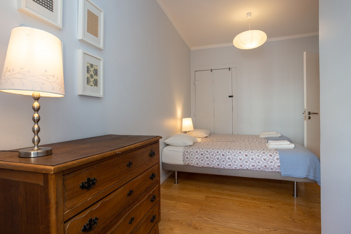 卧室配备2张单人床