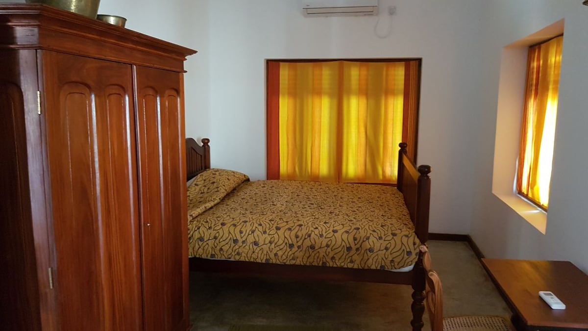 Сатин спално бельо, суперголеми двойни легла, климатик, матрак от сендвичи/пяна и гел възглавници от най - добрите марки.  Антична настройка. 