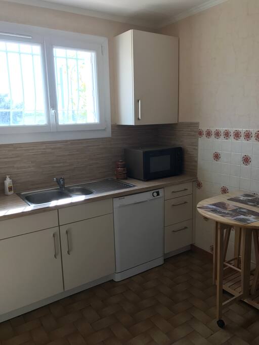 Cuisine (lave vaisselle ,micro onde,hotte , plaque 4 feux gaz)