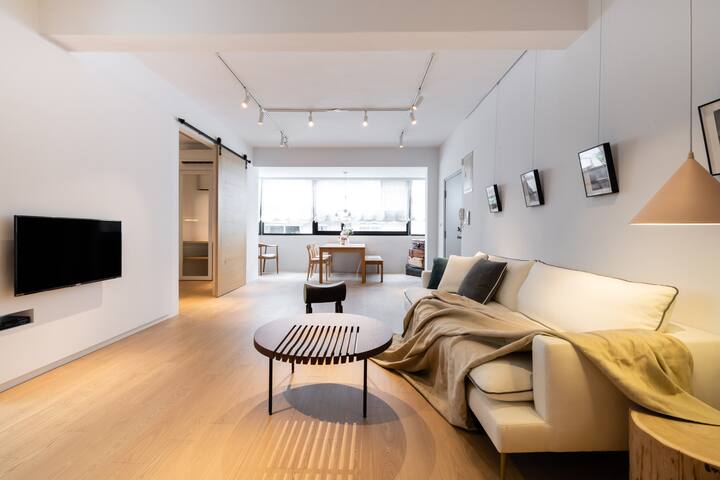 Sophisticated bright 3BR in the heart of Taipei gallery image 3
