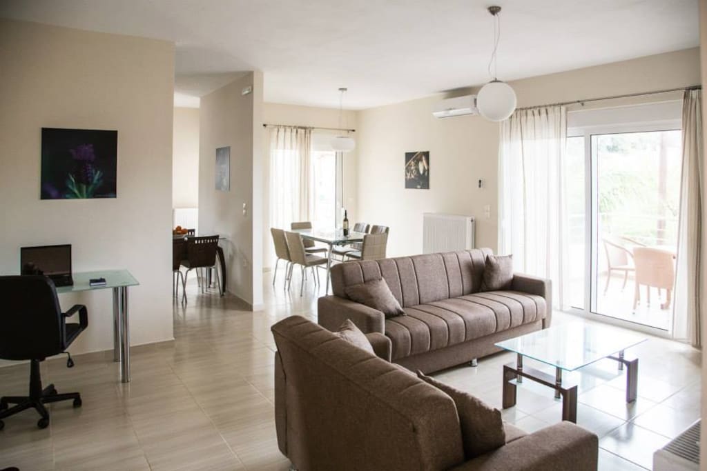 Living room (a)