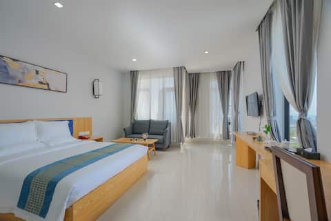 Sihanouk Center/24-hour Chinese Front Desk Security/Free Breakfast/Free Parking 270 Degree Ocean View King Room