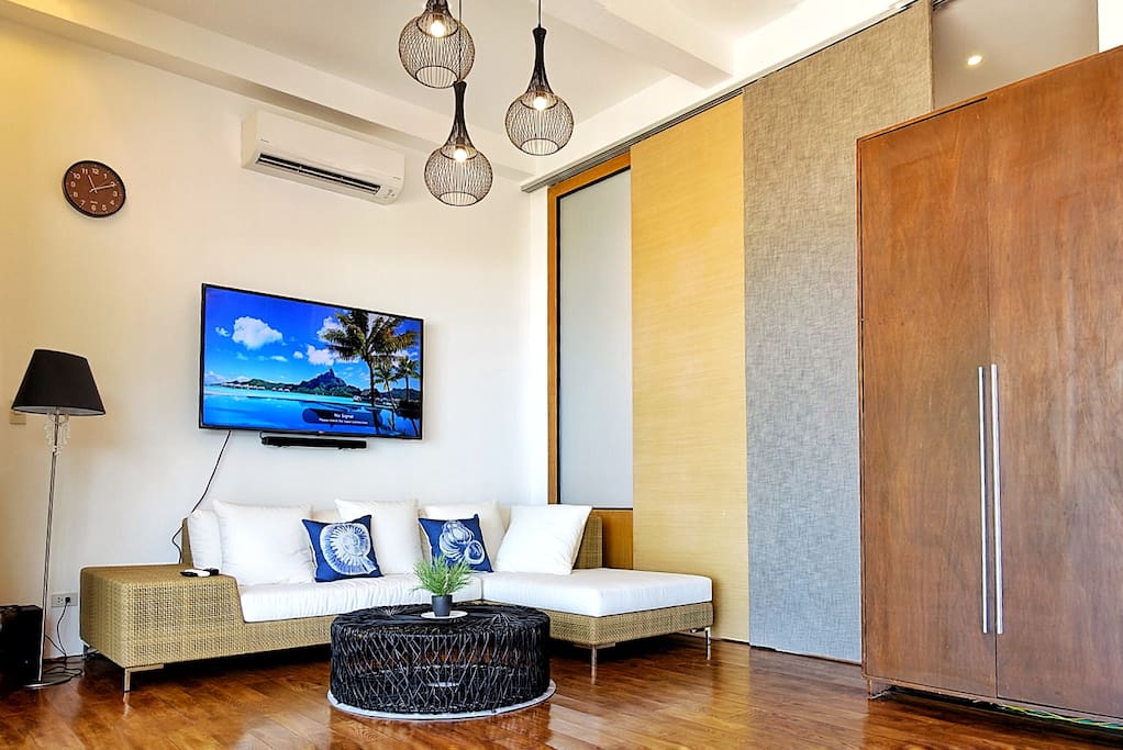 Living room with breathtaking ocean view. can be divided by a moving wall. 65 inch TV. bluetooth stereo.