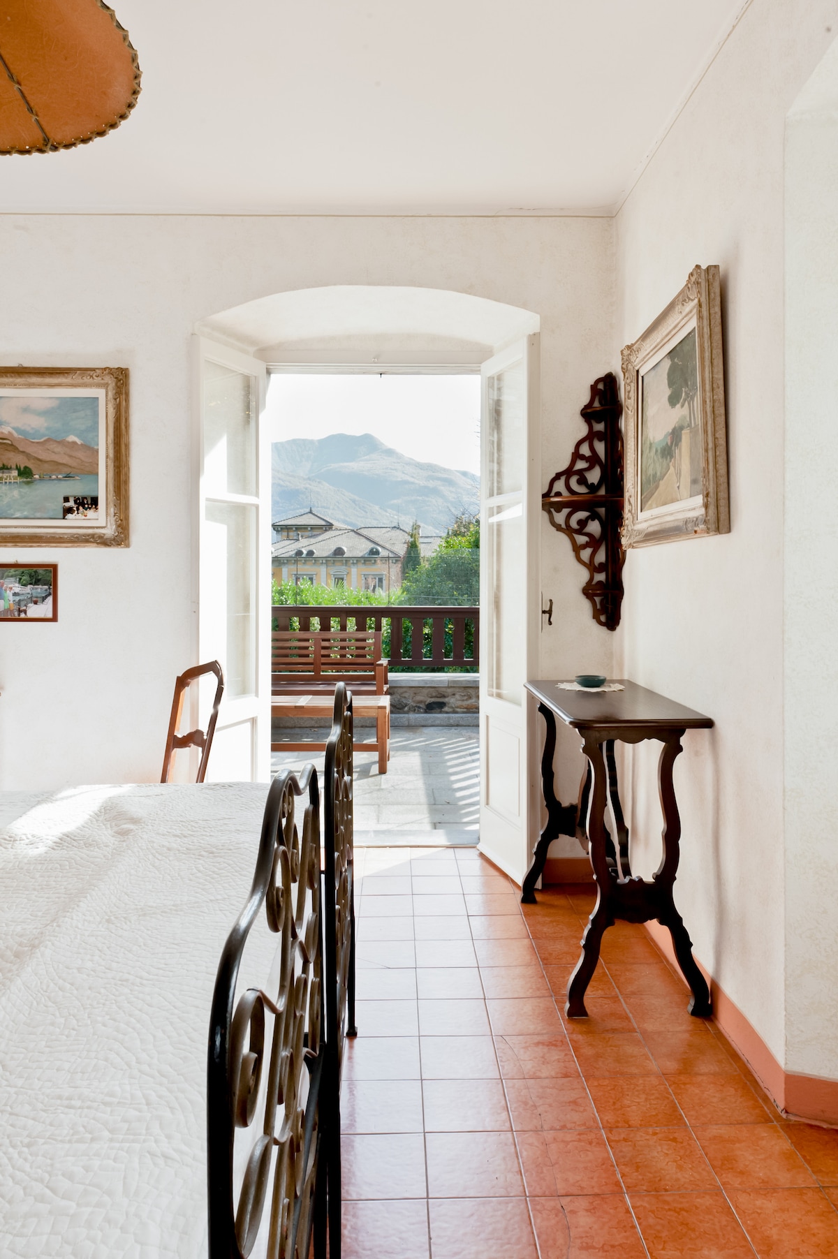 La camera matrimoniale si affaccia direttamente sul terrazzo con vista.