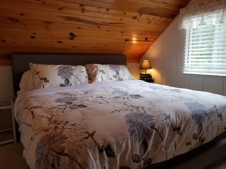 Loft bedroom w/King bed