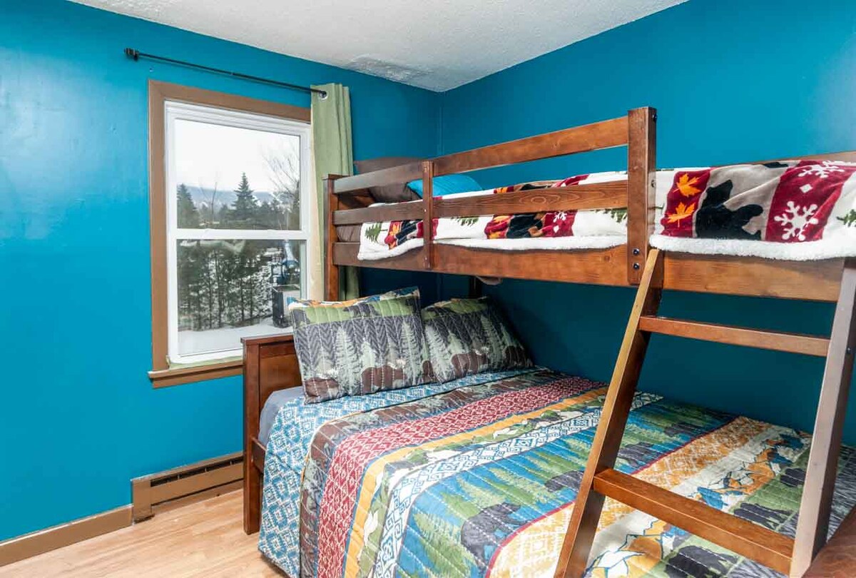 غرفة نوم ثانية بطابقين في الأسفل وطابق علوي واحد