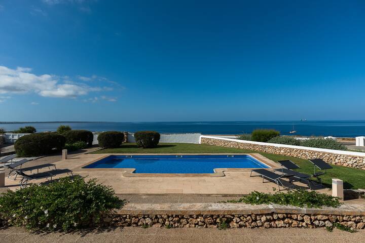 Villa en Ciutadella en primera linea de mar gallery image 2