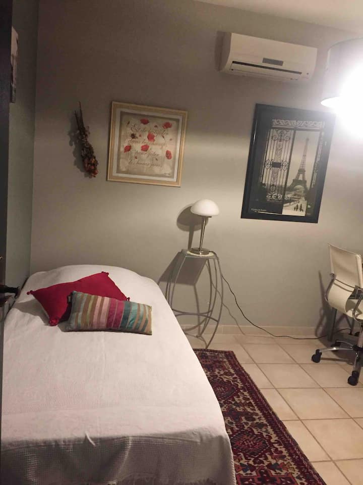 Спалня две единични легла, второто се съхранява под първото . 