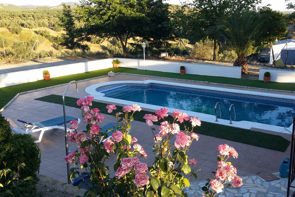 Amplia piscina y zona de recreo para disfrutar de toda la familia.