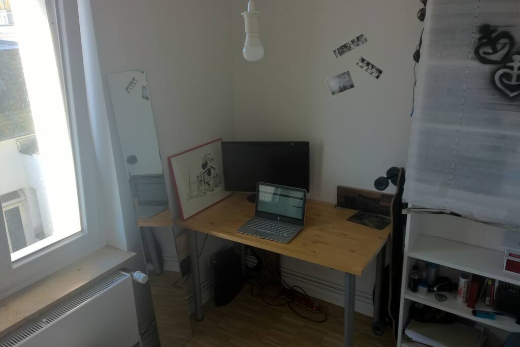 Genug Platz um mit dem Laptop zu arbeiten, einen Schreibtischstuhl habe ich auch.