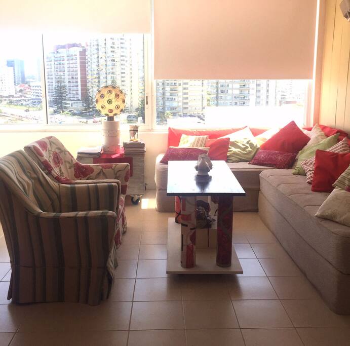 Vista del living desde la entrada, con vista a toda la Playa Mansa