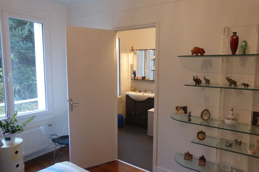 La chambre donne sur la salle de bain privée