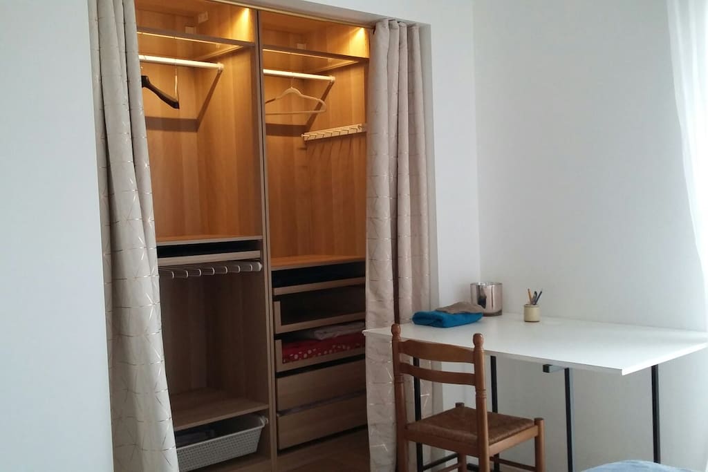 Dans votre chambre privée située au rez-de-chaussée. Dressing et bureau.