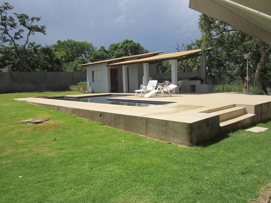 Visão geral da piscina e churrasqueira