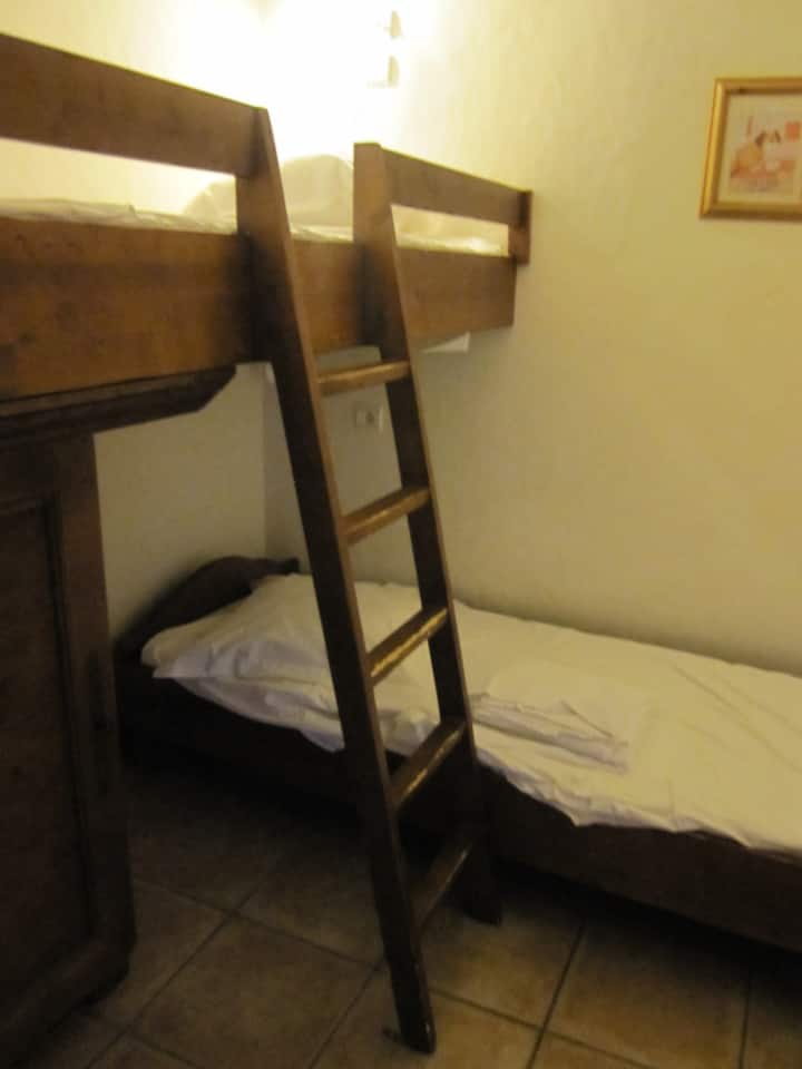 أسرّة بطابقين لغرفة النوم (غرفة النوم 3)
هذا "زاوية جبلية" - خزانة/لا توجد نافذة/إغلاق للستائر