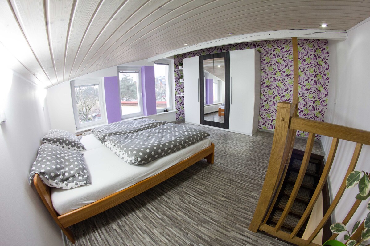 Ložnice s pohodlnou postelí a prostornou šatní skříní na věci.

Spavaća soba s udobnim krevetom i prostranim garderoberom za vaše stvari.

Spavaća soba s udobnim krevetom i prostranim garderoberom za vaše stvari.