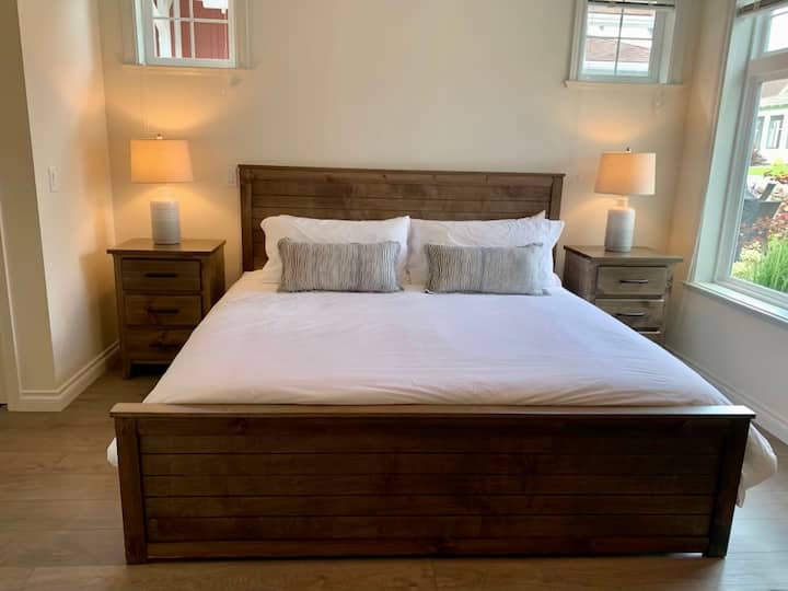 Sakafu kuu ya msingi na kitanda cha mfalme na chumba cha kulala 