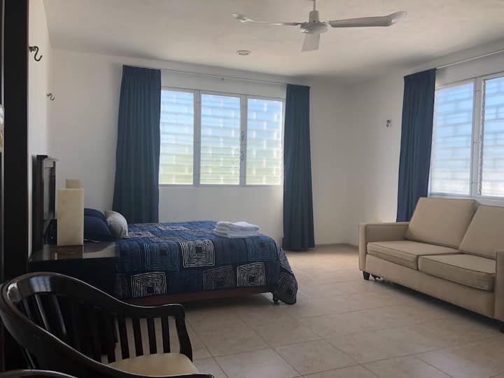 غرفة نوم في الطابق العلوي الأزرق